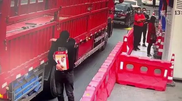 盤(pán)扣式腳手架提貨受阻,3000萬(wàn)貨車(chē)司機(jī)被困于物流!(圖6)